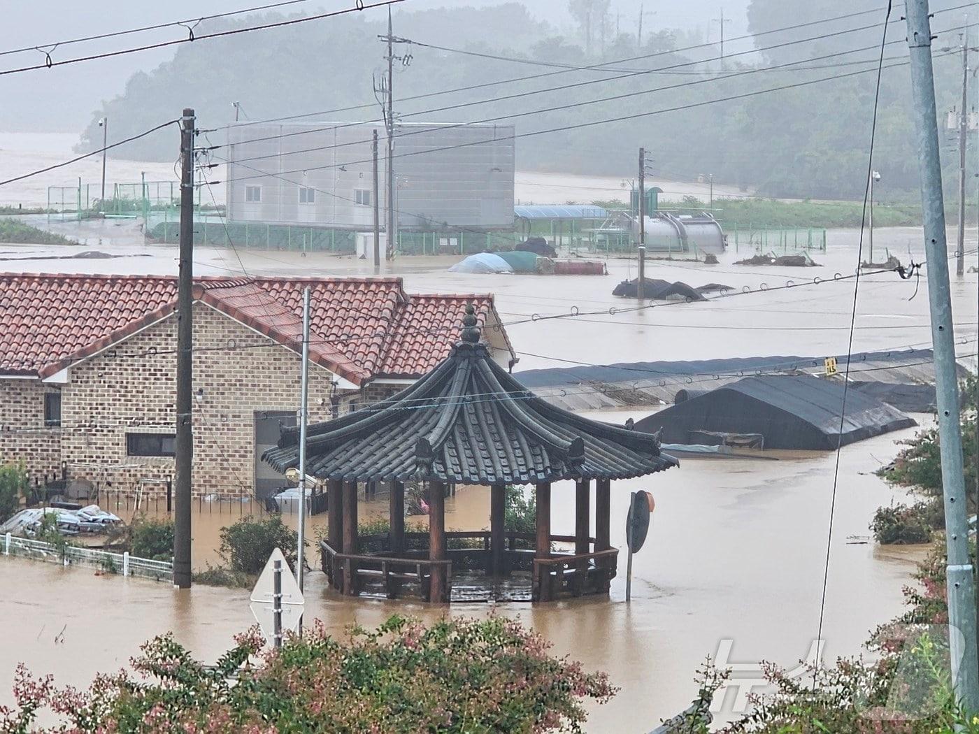 본문 이미지 - 19일 경남 산청 생비량면 마을 일대가 집중호우로 인해 물에 잠겨있다. 2025.7.19/뉴스1 ⓒ News1 한송학 기자
