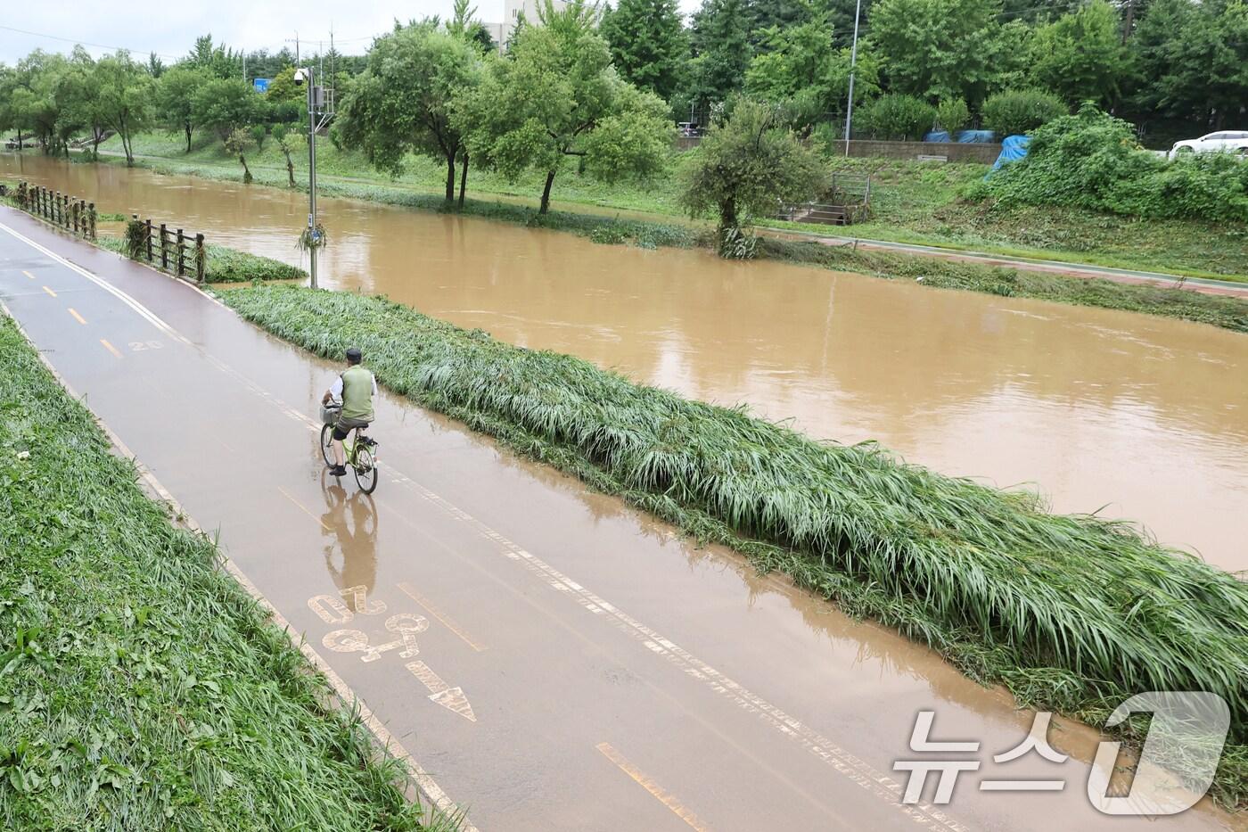 경기 광명시 목감천이 밤사이 내린 집중호우로 한때 범람해 산책로 일대에 토사가 밀려든 흔적이 남아 있다. 2025.7.19/뉴스1 ⓒ News1 민경석 기자