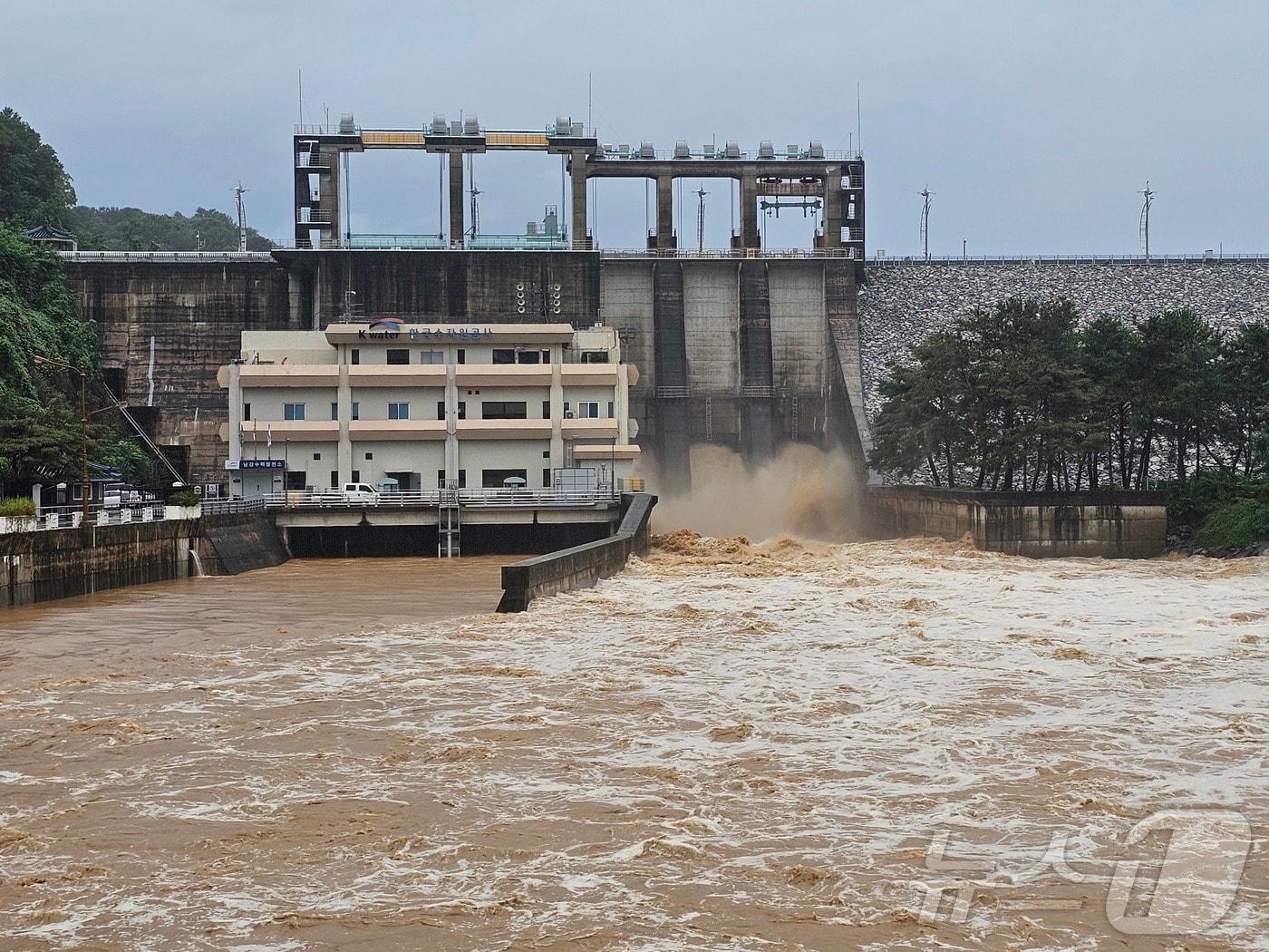 본문 이미지 - 19일 경남 진주 남강댐이 연일 이어지는 집중호우에 따른 수위조절을 위해 방류를 실시하고 있다. 2025.7.19/뉴스1 ⓒ News1 한송학 기자