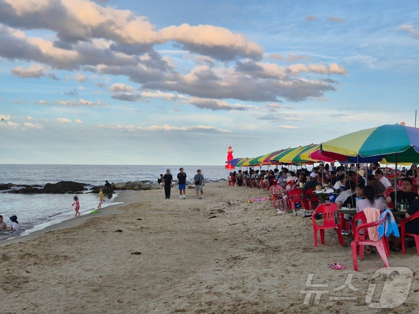 본문 이미지 - 19일 오후 비가 그친 강원 동해시 어달해수욕장 해변 포차가 나들이객들로 북적이고 있다. 2025.7.19/뉴스1 ⓒ News1 윤왕근 기자