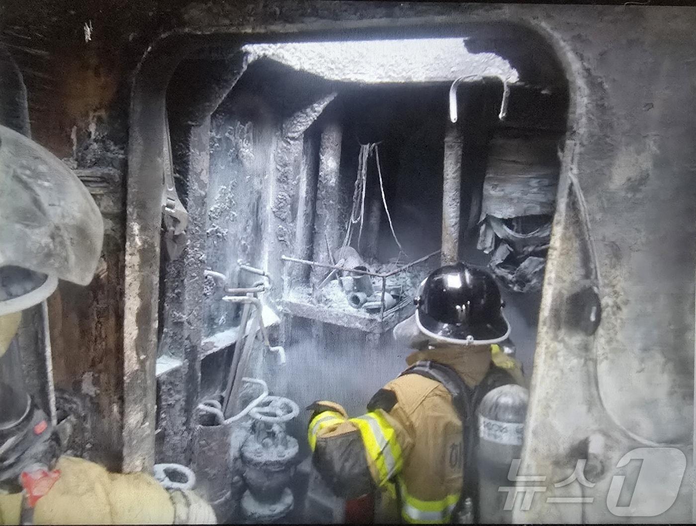 본문 이미지 - 19일 오후 3시 22분쯤 전남 신안군 홍도 서쪽 해상에서 65톤급 사천선적 대형기선저인망 어선에서 불이 나 해경이 현장 수습을 하고 있다.&#40;목포해경 제공. 재판매 및 DB 금지&#41;