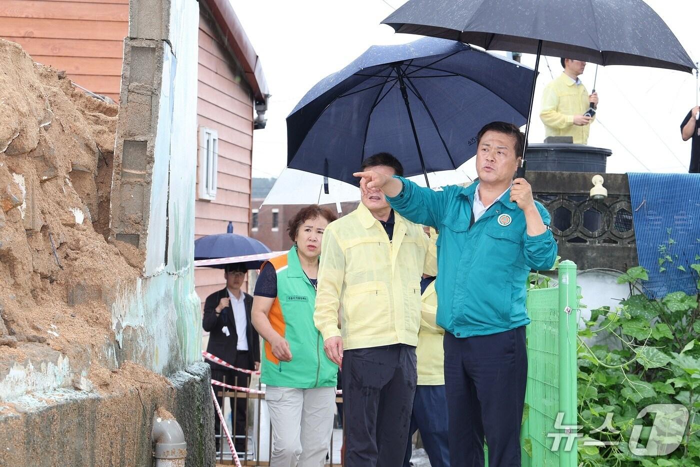 19일 집중호우 피해 현장을 칮은 이학수 전북 정읍시장이 주민 불편  해소 및 2차 피해 방지를 위한 대응을 지시하고 있다.&#40;정읍시 제공. 재판매 및 DB금지&#41;/뉴스1 