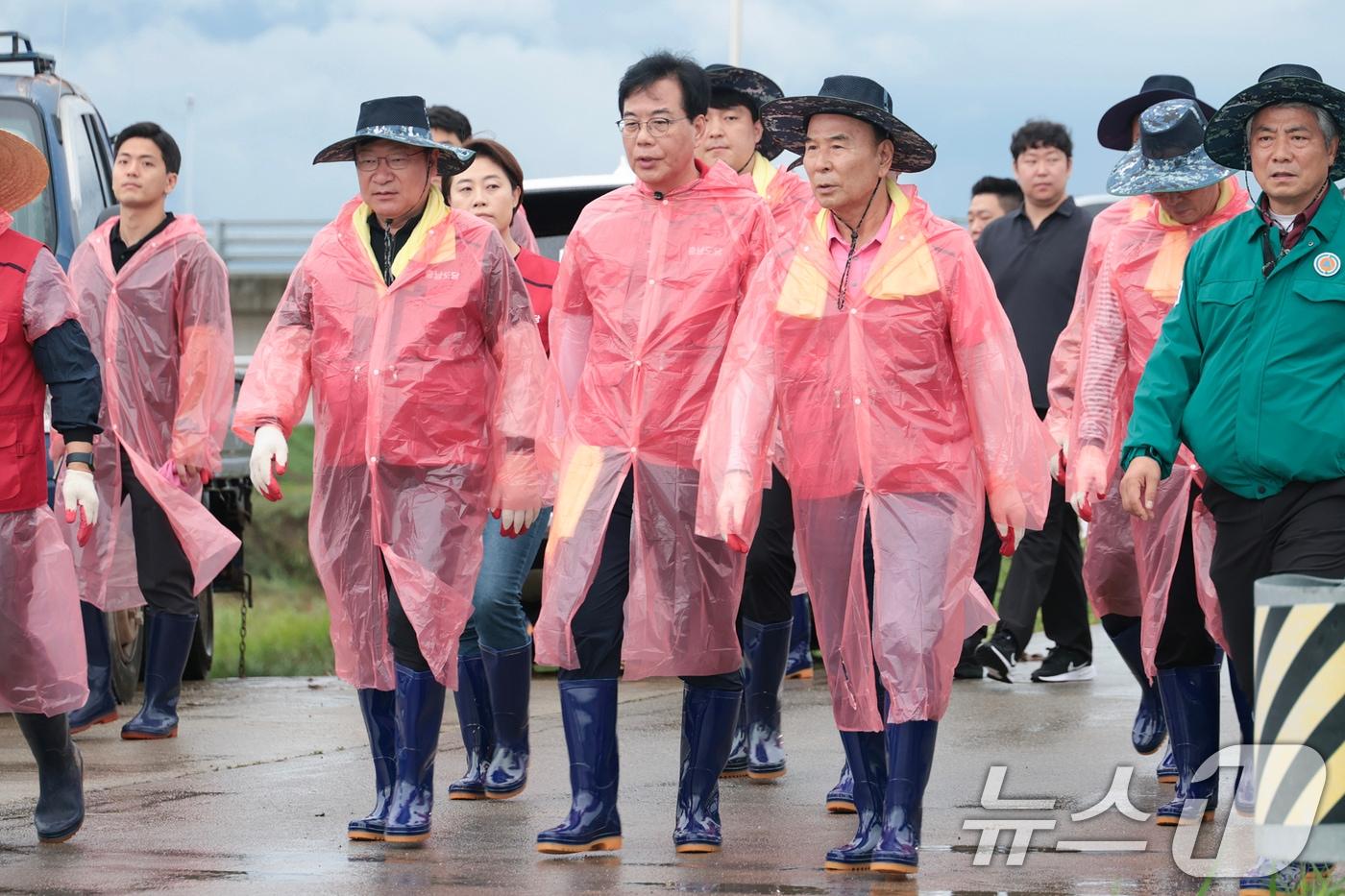 송언석 국민의힘 비상대책위원장을 비롯한 지도부가 19일 충남 지역 수해현장을 찾아 피해복구 작업을 돕고 있다.(국민의힘 제공. 재판매 및 DB금지) 2025.7.19/뉴스1