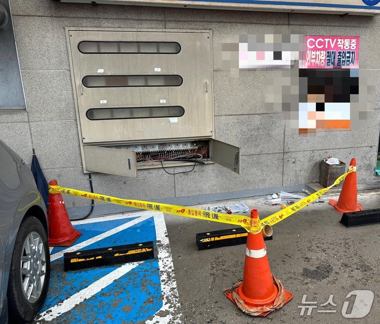 본문 이미지 - 전기스파크로 화상을 입는 사고가 발생한 군산시 나운동 소재 건물.(전북 소방 제공. 재판매 및 DB금지)