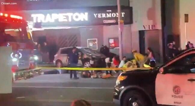 본문 이미지 - 19일(현지시간) 오전 2시쯤 미국 캘리포니아 로스앤젤레스(LA)에서 차량이 인파로 돌진해 적어도 28명의 부상자가 발생했다. 사진은 사고현장의 모습. <출처=엑스(X) 갈무리>