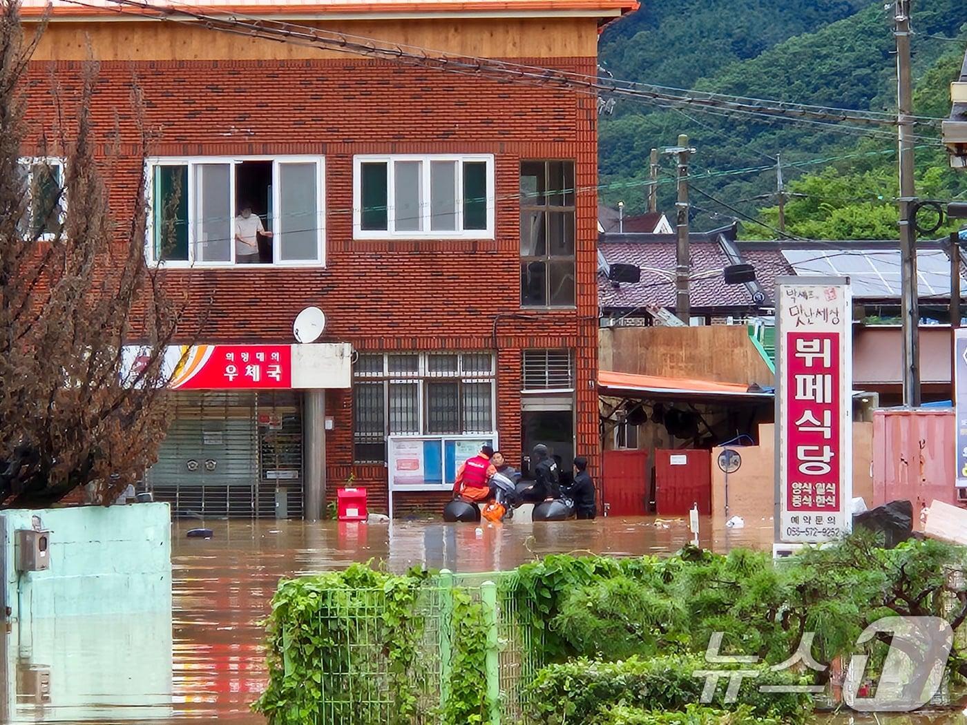 본문 이미지 - 경남 의령군 대의면 일대 마을이 집중호우로 침수돼 소방대원들이 보트를 이용해 고립된 마을 주민들을 구조하고 있다.&#40;소방청 제공. 재판매 및 DB금지&#41; /뉴스1 ⓒ News1 민경석 기자