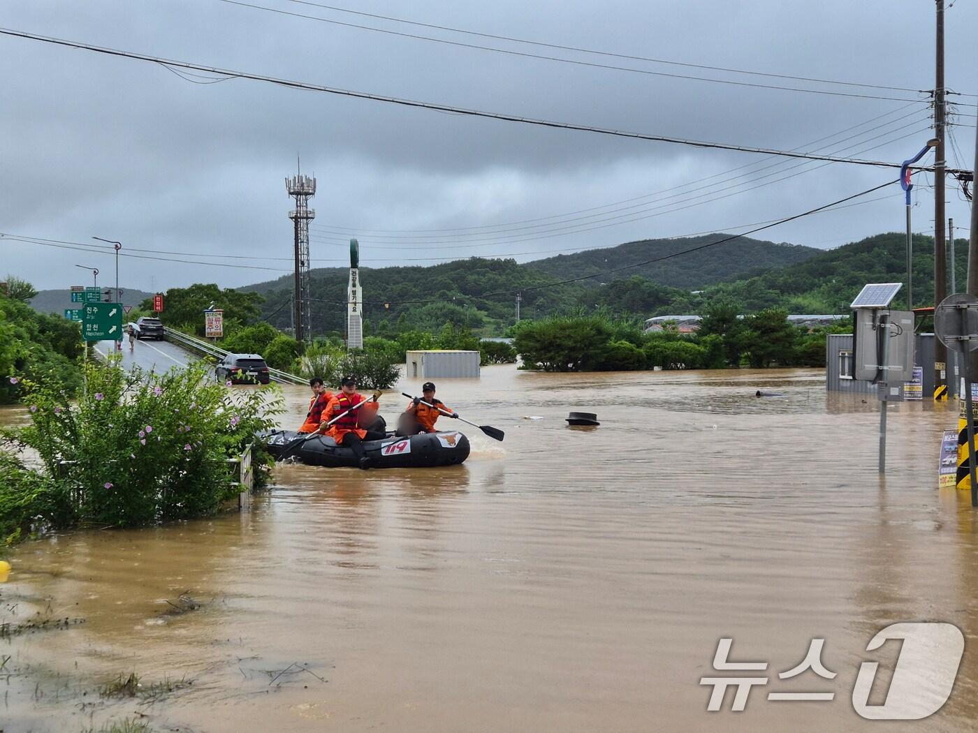 본문 이미지 - 19일 오후 경남 의령군 대의면 일대 마을이 집중호우로 침수돼 소방대원들이 보트를 이용해 고립된 마을 주민들을 구조하고 있다.(소방청 제공. 재판매 및 DB금지) 2025.7.19/뉴스1 ⓒ News1 민경석 기자