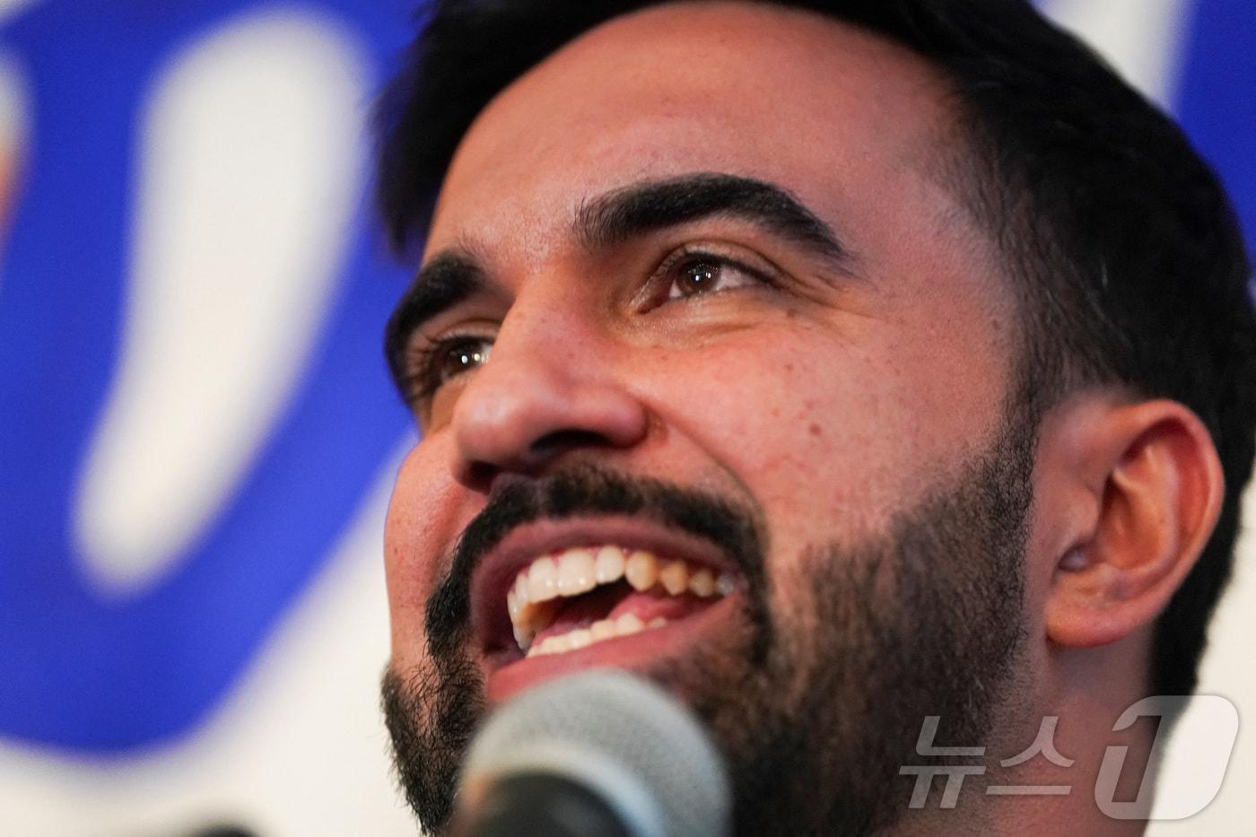 조란 맘다니가 6월 25일&#40;현지시간&#41; 뉴욕시장을 뽑는 선거에 출마할 민주당 후보를 선출하는 예비선거 행사에서 연설하고 있다. 2025.6.25 ⓒ 로이터=뉴스1 ⓒ News1 김경민 기자