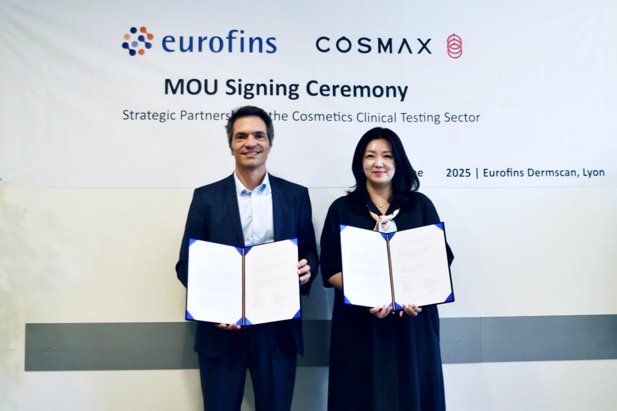 본문 이미지 - 지난달 18일 프랑스 리옹에서 열린 코스맥스와 유로핀즈의 전략적 파트너십 체결식에서 얀 어거스틴 유로핀즈 화장품부문 유럽총괄(왼쪽)과 박새롬 코스맥스 R&I센터 피부임상연구팀장이 기념사진을 찍고 있다.(코스맥스제공)
