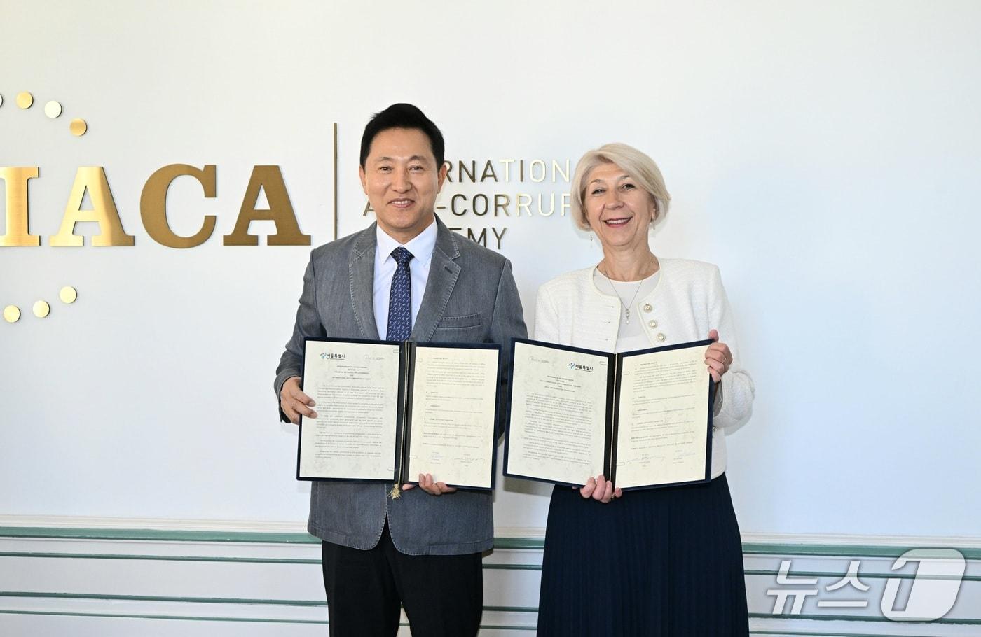 오세훈 서울시장이 1일&#40;현지시간&#41; 오스트리아 빈에서 국제반부패아카데미&#40;IACA&#41;와 MOU 체결 후 슬라쟈냐 타세바&#40;Slagjana Taseva&#41; 학장과 기념 촬영하고 있다.&#40;서울시 제공&#41;
