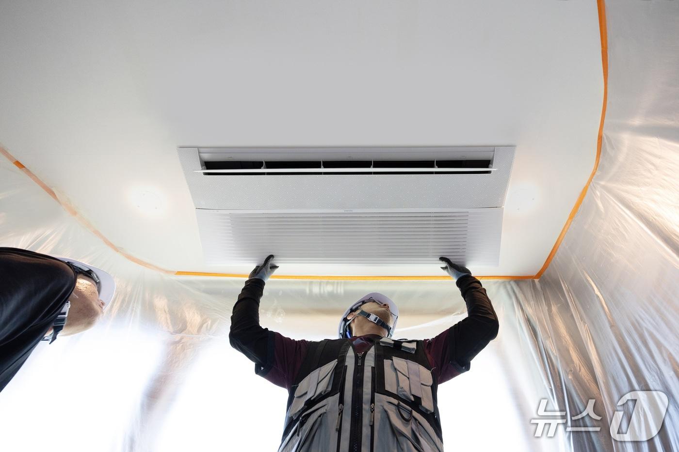 거주 중인 집에서도 8시간 만에 빠르고 간편하게 시스템에어컨 설치를 하는 삼성전자 '원데이 설치 서비스' 시공 모습(삼성전자 제공). ⓒ 뉴스1