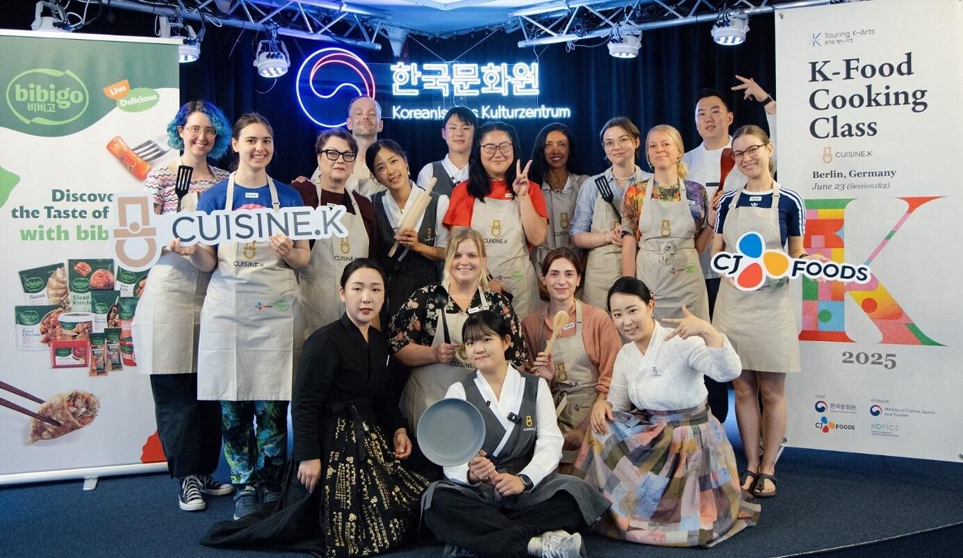 본문 이미지 - 지난달 23일 독일 베를린에서 열린 CJ제일제당 'K-쿠킹 클래스 위드 퀴진케이' 참가자들이 단체 사진을 찍고 있다. (CJ제일제당 제공)