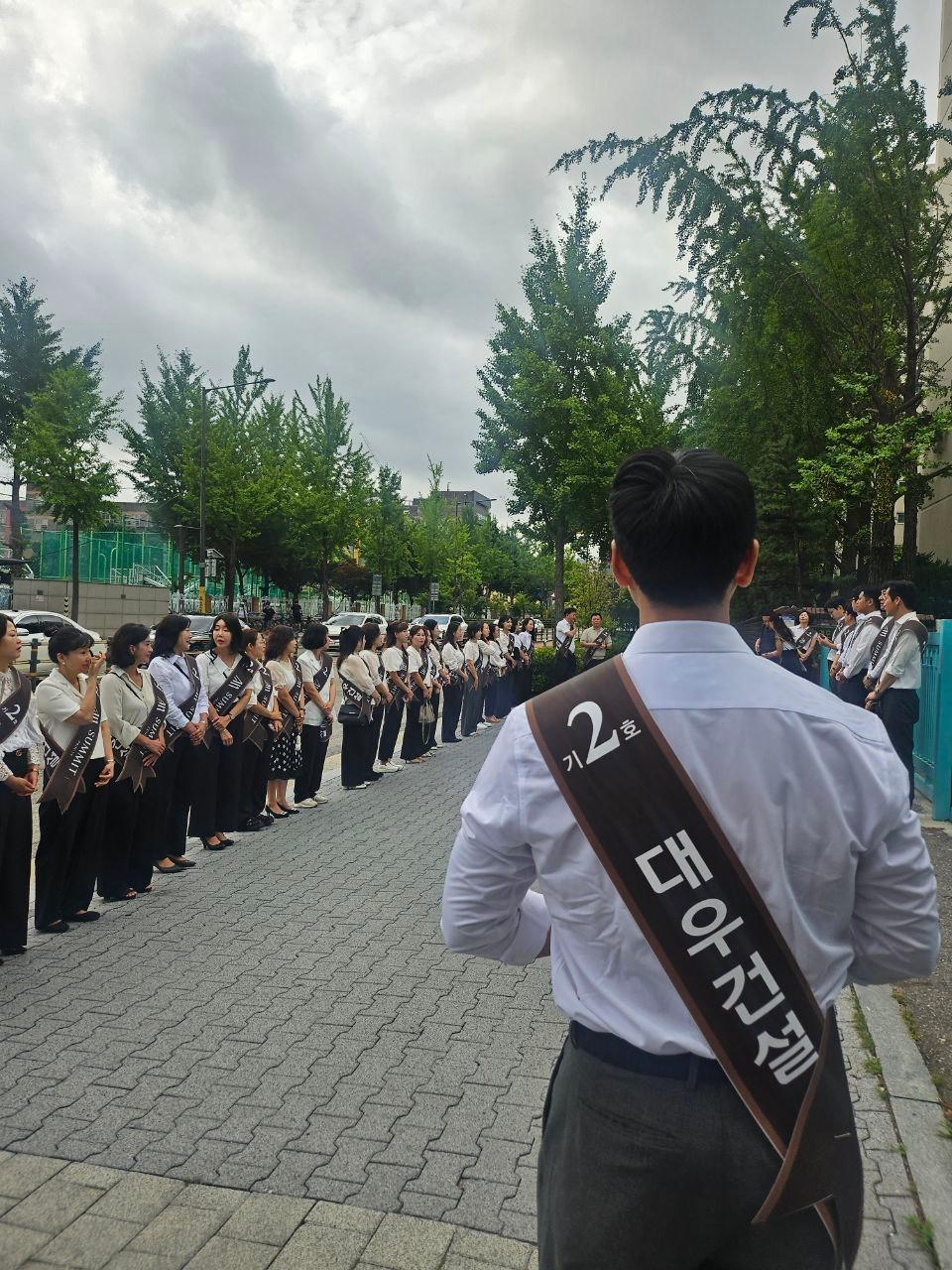 본문 이미지 - 대우건설 직원들이 개포우성7단지 재건축 현장에서 도열행사를 진행 중이다.(대우건설 제공)