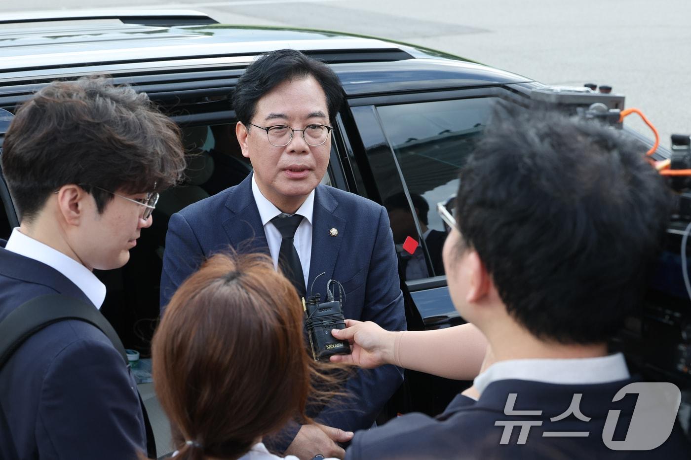 송언석 국민의힘 비상대책위원장 겸 원내대표가 2일 오전 서울 동작구 국립서울현충원에서 현충탑 참배를 마친 뒤 취재진 질문에 답하고 있다. 2025.7.2/뉴스1 ⓒ News1 안은나 기자