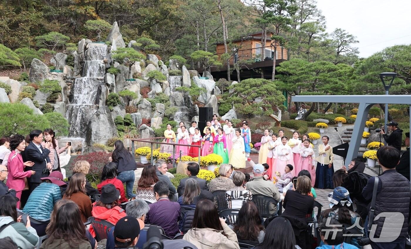 진천군 2024 세계산림치유포럼 행사 중 아트포레 수목원에서 열린 음악회 모습.&#40;진천군 제공, 재판매 및 DB금지&#41;/뉴스1