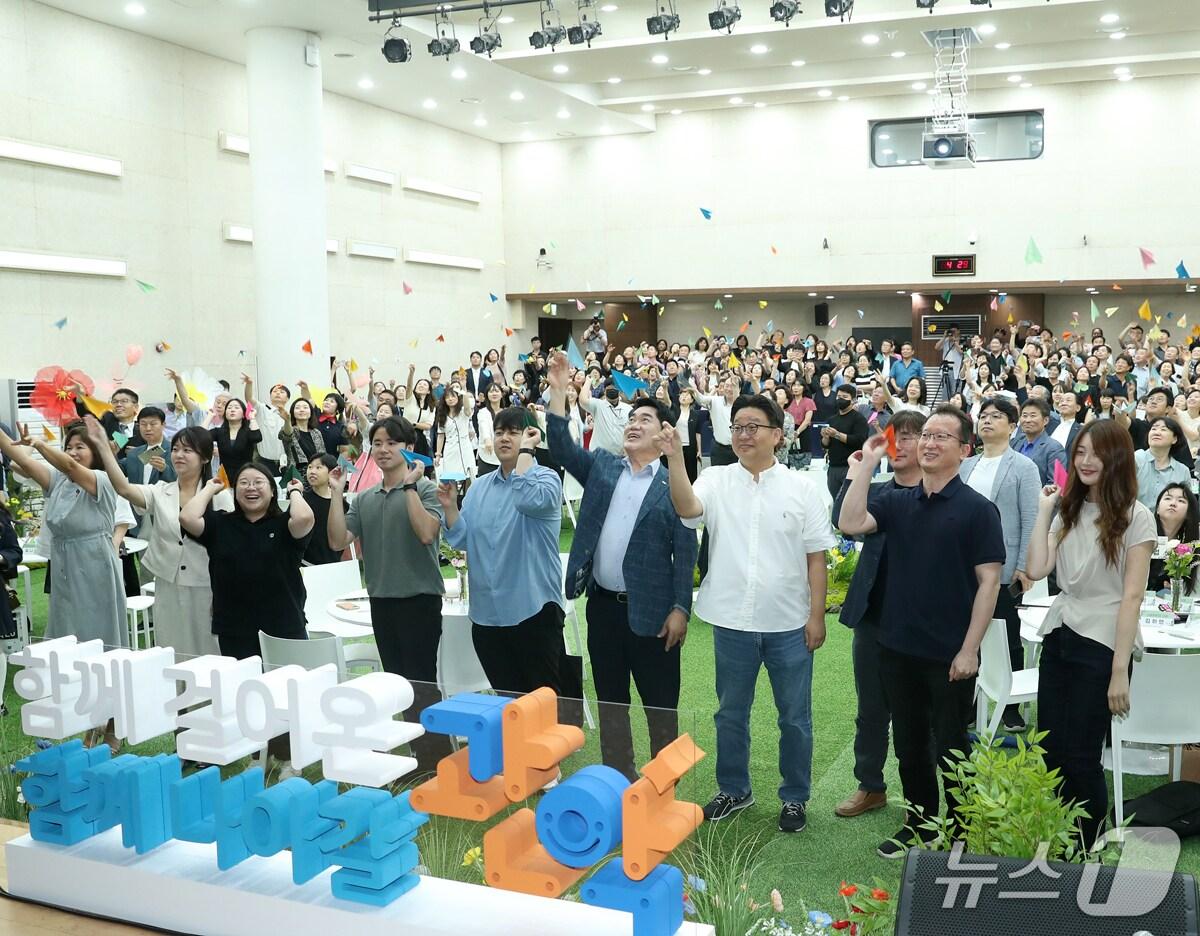 본문 이미지 - 박준희 관악구청장(첫번째줄 왼쪽 여섯번째)이 주민과의 토크쇼를 마치고 기념 퍼포먼스를 하고 있다.(관악구 제공)