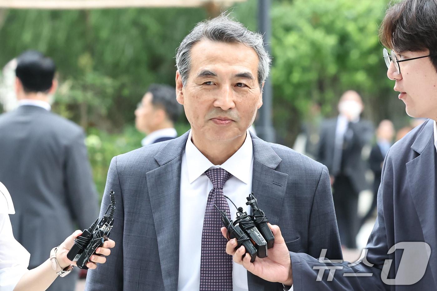 윤석열 전 대통령의 부인 김건희 여사 의혹 관련 사건을 맡은 민중기 특별검사가 2일 오전 서울 종로구 KT광화문빌딩 웨스트에 마련된 특검 사무실로 출근하고 있다. 2025.7.2/뉴스1 ⓒ News1 민경석 기자