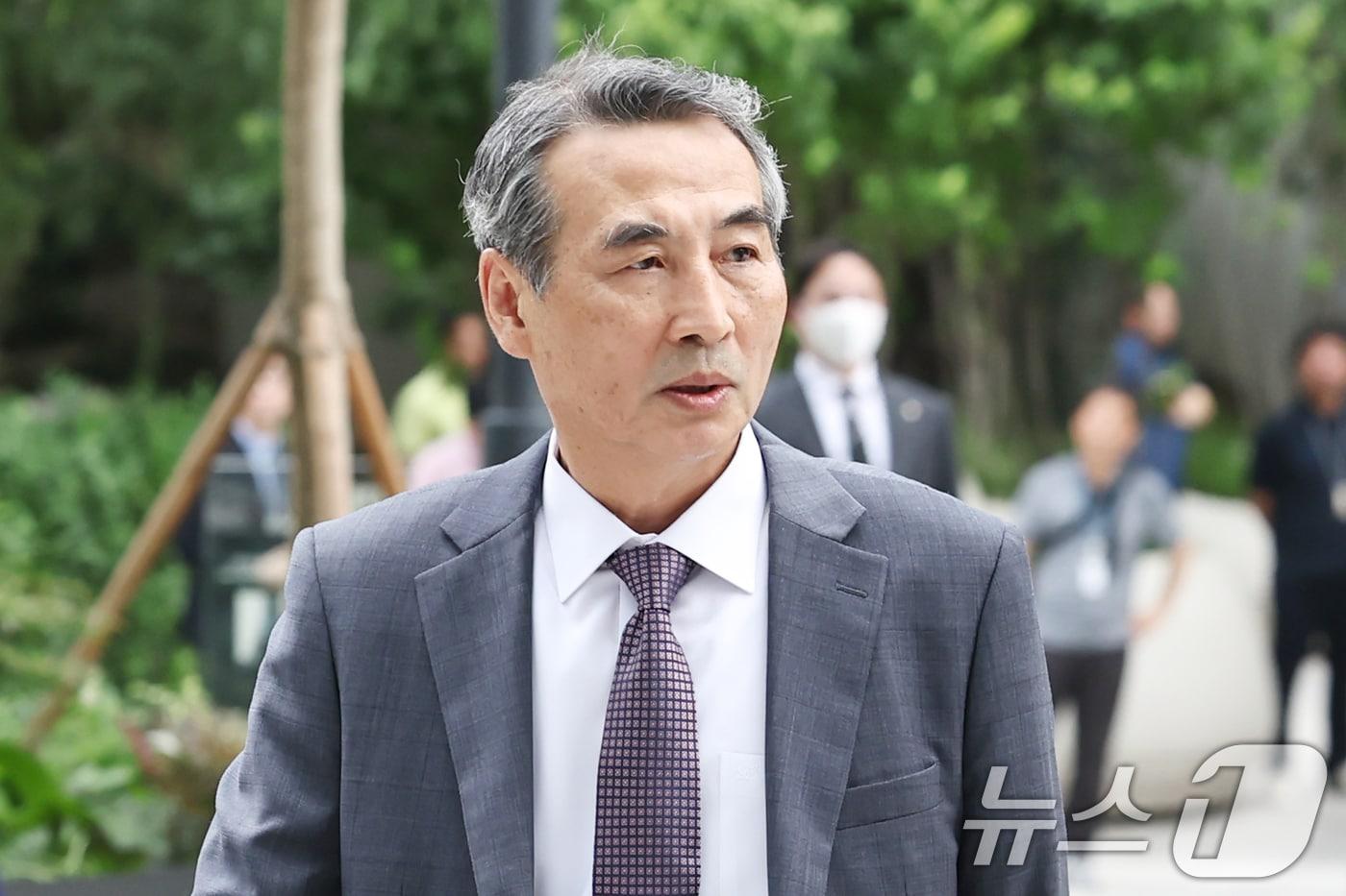 윤석열 전 대통령의 부인 김건희 여사 의혹 관련 사건을 맡은 민중기 특별검사가 2일 오전 서울 종로구 KT광화문빌딩 웨스트에 마련된 특검 사무실로 출근하고 있다. 2025.7.2/뉴스1 ⓒ News1 민경석 기자