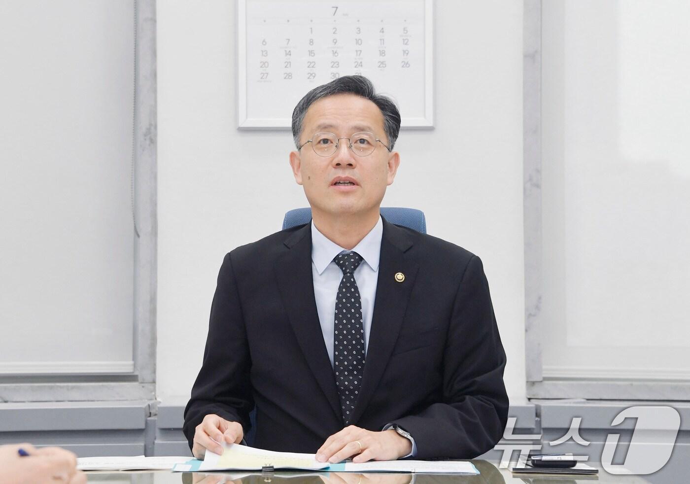 이형일 기획재정부 장관 직무대행 1차관이 2일 서울 영등포구 국회의사당에서 열린 '제 49차 물가관계차관회의'를 주재하고 있다. (기획재정부 제공. 재판매 및 DB 금지) 2025.7.2/뉴스1