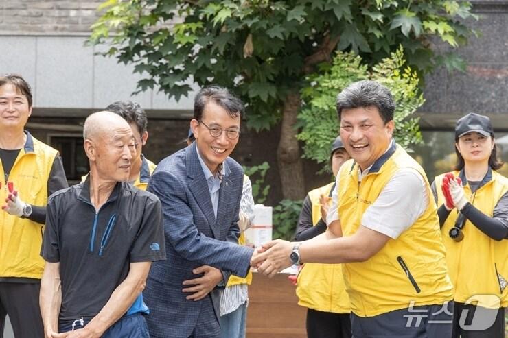 본문 이미지 -  HDC현대산업개발, 독거노인 위한 건축봉사활동 진행 &#40;HDC현대산업개발 제공&#41;