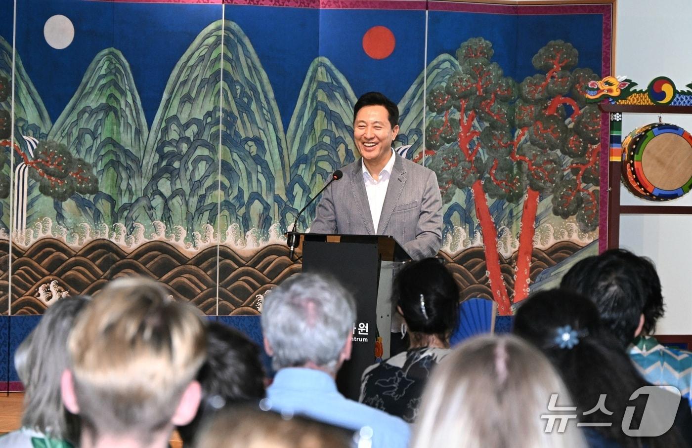 오세훈 서울시장이 1일 주오스트리아 한국문화원에서 열린 ;서울 in Wien' 행사에 참석해 현지 시민에 서울시 정책과 비전을 설명하고 있다.(서울시 제공)