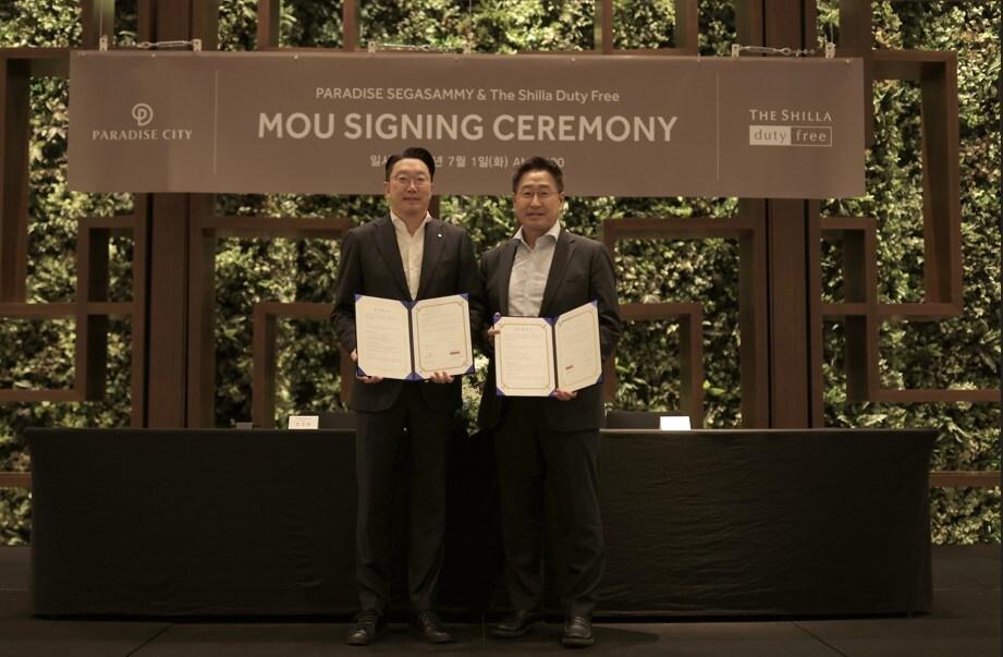 본문 이미지 - 신라면세점은 1일 인천광역시 중구 영종도 파라다이스시티에서 외국인 관광객 유치 활성화를 위한 업무협약을 체결했다. 최종환 파라다이스세가사미 대표&#40;왼쪽&#41;, 김준환 호텔신라 TR부문장&#40;부사장&#41;. &#40;신라면세점 제공&#41;