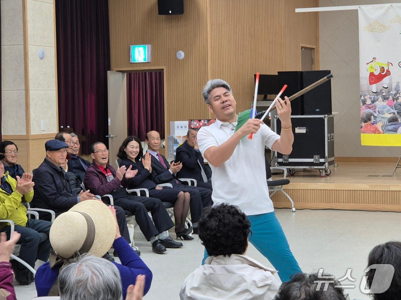 본문 이미지 -  충주시노인복지관이 운영하는 '청춘떳다방' 놀이마당 모습.(충주시노인복지관 제공. 재판매 및 DB금지)/뉴스1