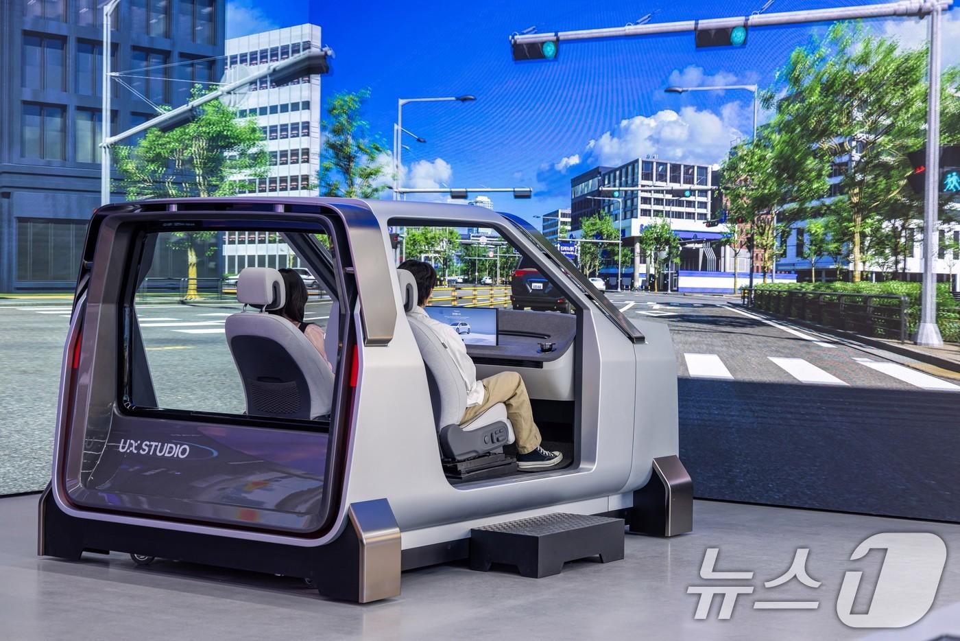 현대차·기아가 지난 3일 서울 강남구 현대자동차 강남대로 사옥에 개관한 &#39;UX 스튜디오 서울&#39;에서 참가자들이 주행 시뮬레이션을 체험하는 모습&lt;자료사진&gt;. &#40;현대차·기아 제공. 재판매 및 DB 금지&#41; 2025.7.2/뉴스1