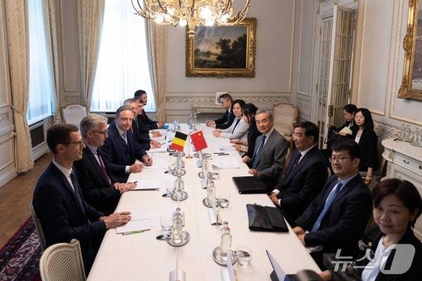 본문 이미지 - 왕이 중국 외교부장과 바르트 더 베버르 벨기에 총리가 1일(현지시간) 벨기에 브뤼셀에서 회담했다. (사진출처=중국 외교부 홈페이지)