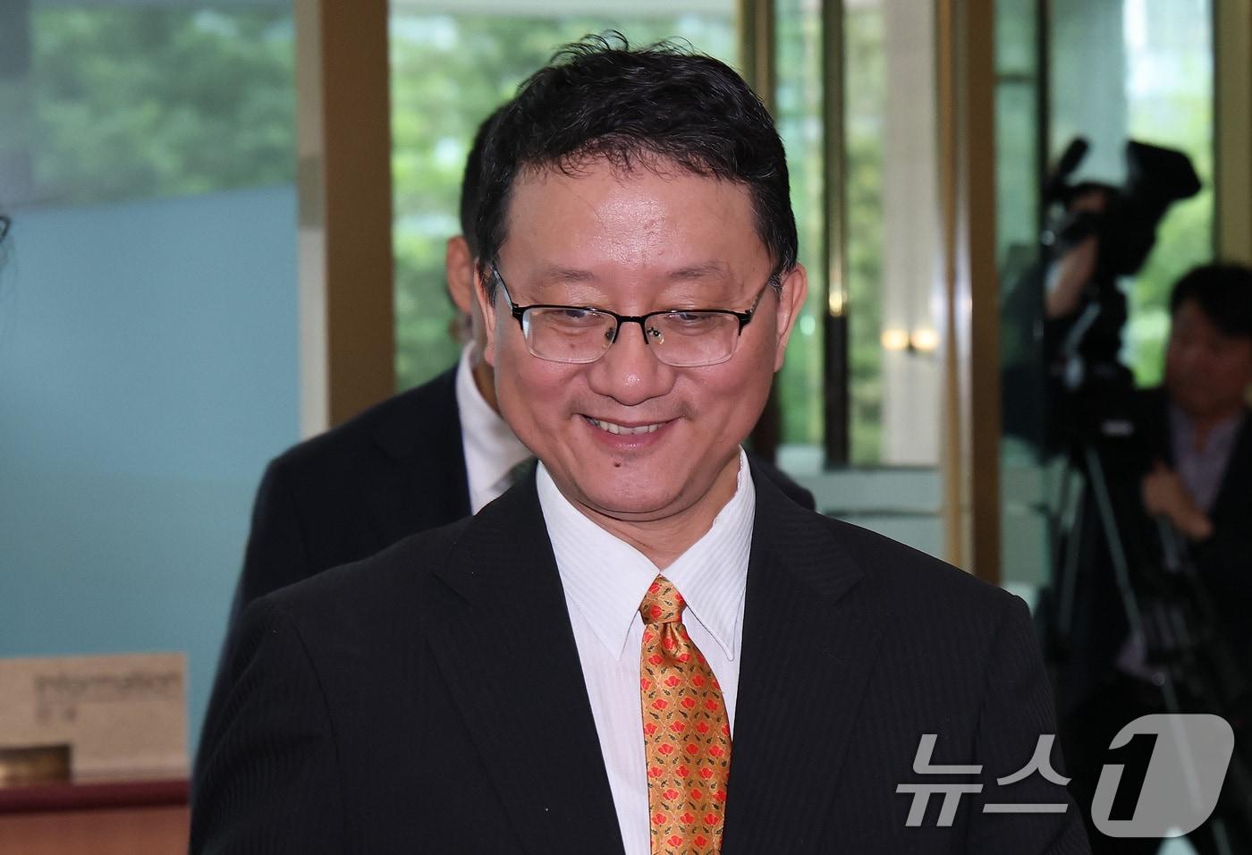 본문 이미지 - 류진쑹 중국 외교부 아주국장이 정병원 외교부 차관보를 예방하기 위해 2일 오전 서울 종로구 외교부로 들어서고 있다. 2025.7.2 ⓒ 뉴스1 임세영 기자