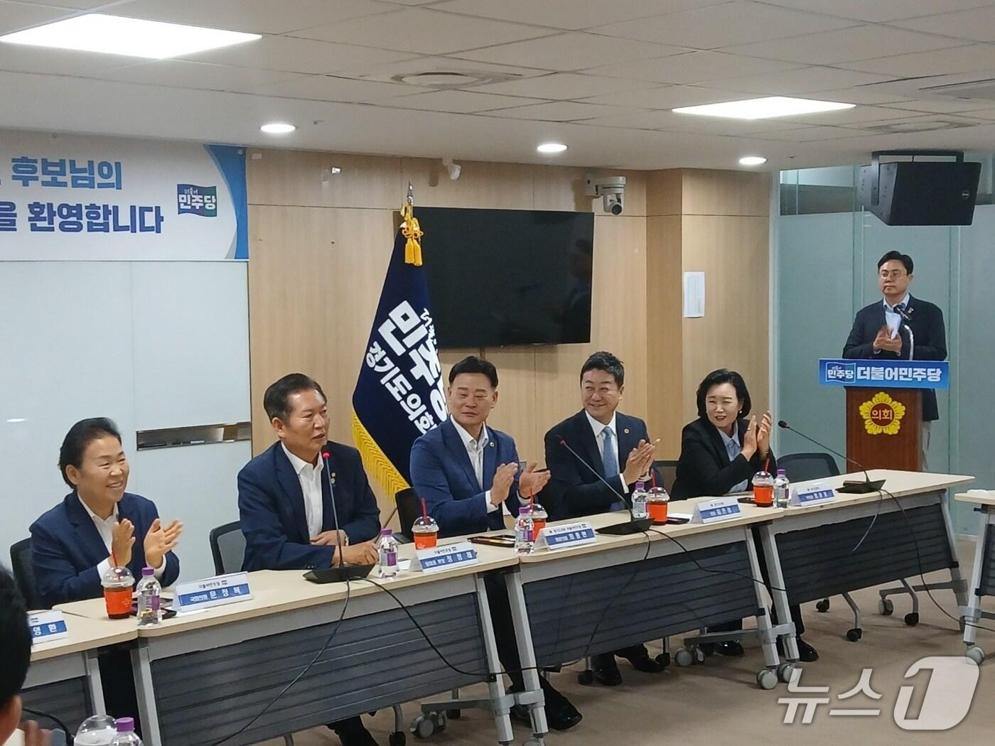 본문 이미지 - 더불어민주당 당대표 선거에 출마한 정청래 의원이 2일 경기도의회를 찾아 "이재명 정부가 쌩쌩 달려야 할 때"라며 자신에 대한 지지를 당부했다.2025.7.2/뉴스1 ⓒ News1 송용환 기자