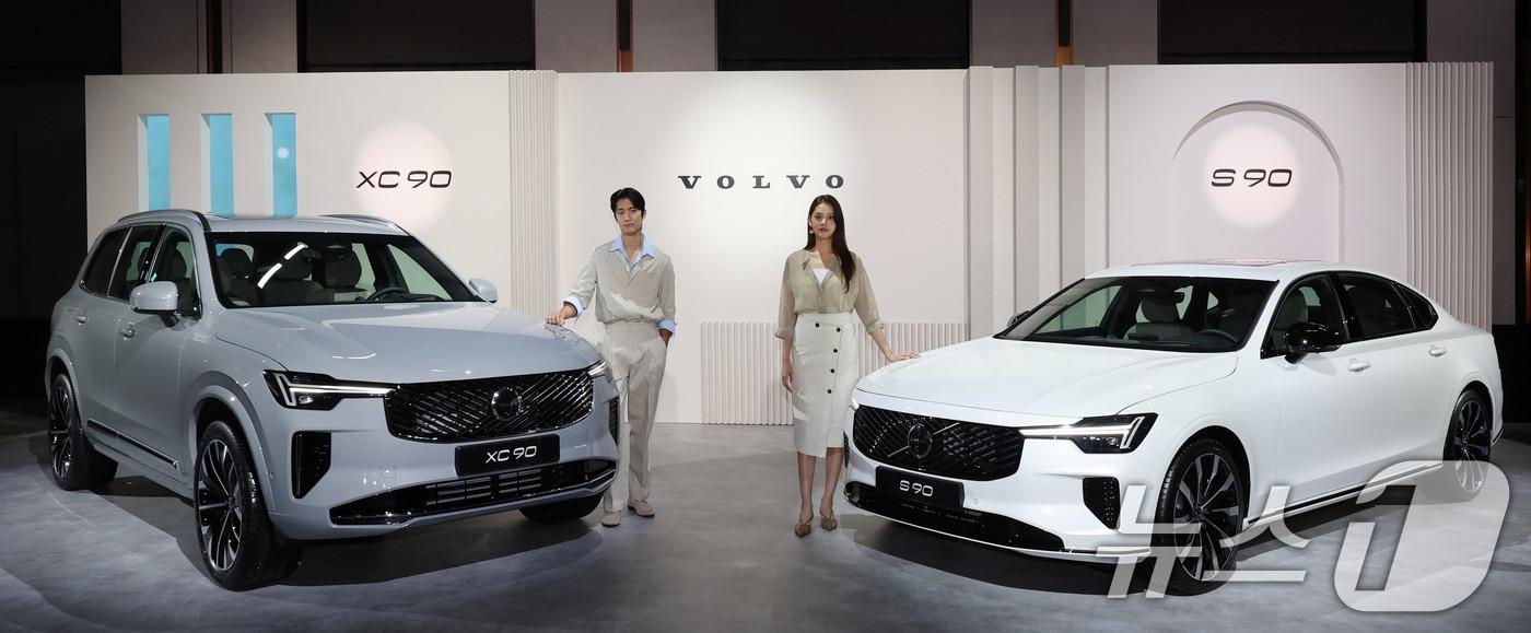 2일 서울 광진구 워커힐호텔에서 열린 볼보 신형 XC90·S90 공개 행사에서 모델들이 포즈를 취하고 있다. 이날 볼보자동차코리아가 현대적인 스칸디나비아 스타일과 최첨단 기술이 적용된 스웨디시 럭셔리 플래그십 신형 XC90 및 S90을 동시에 출시했다. 2025.7.2/뉴스1 ⓒ News1 박지혜 기자