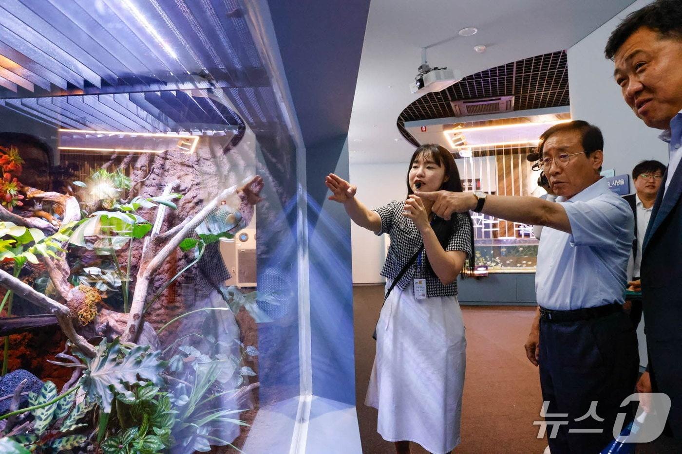  아쿠아리움 관람하는 김문근 단양군수.(단양군 제공, 재판매 및 DB금지) /뉴스1