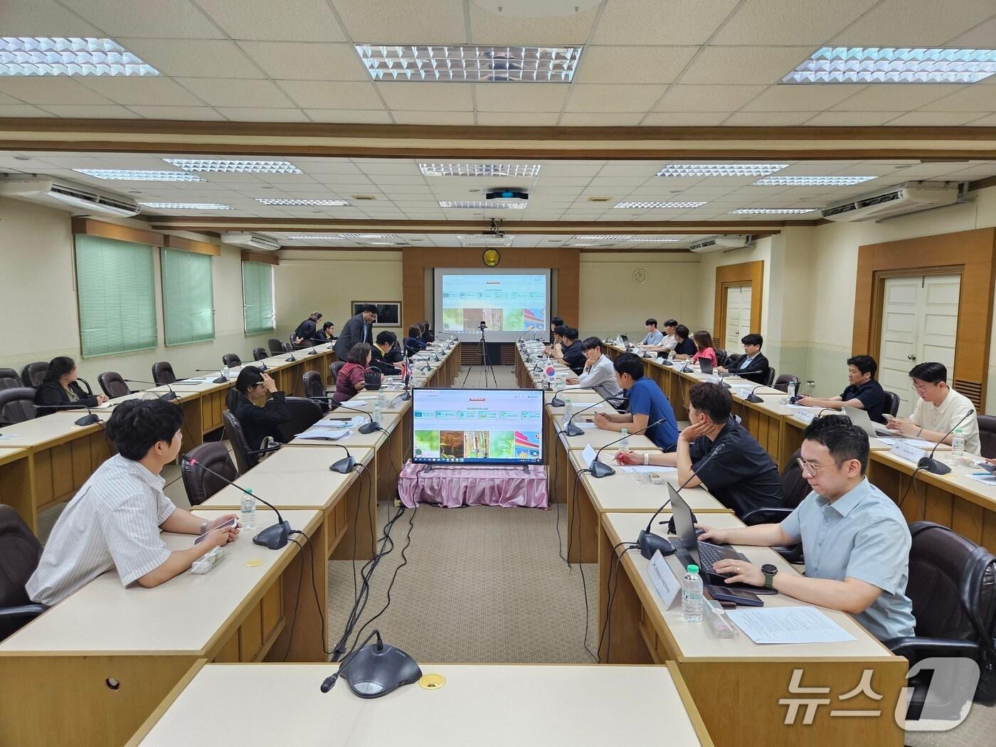 본문 이미지 - 시장개척단 파견 관련 태국농업청 면담이 진행 중이다. &#40;사진제공=농어촌공사&#41;