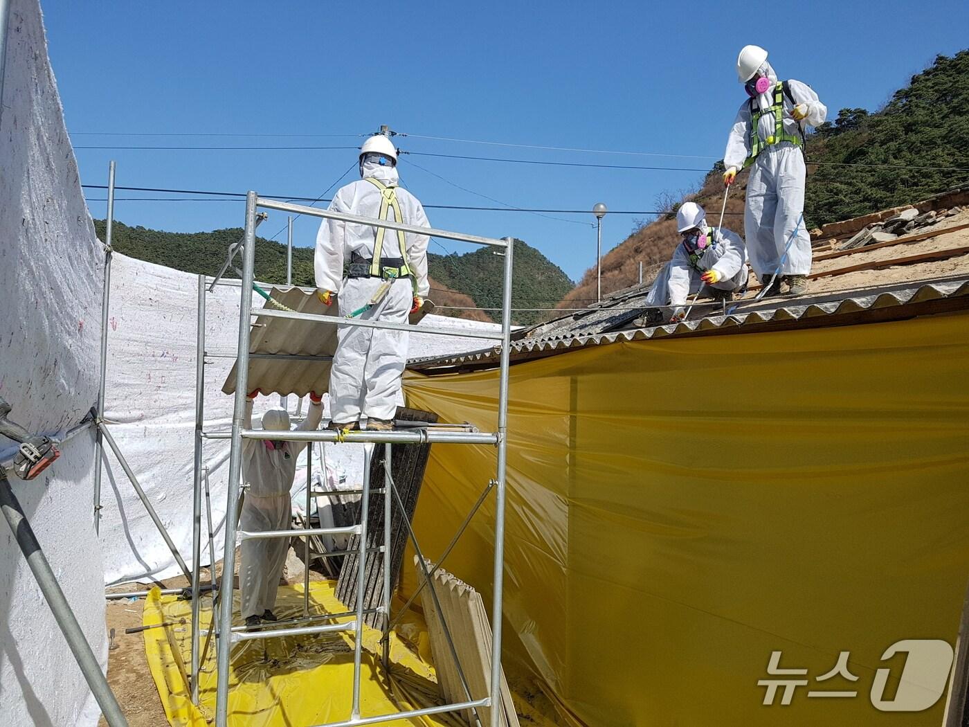본문 이미지 - 봉화군 한 주택에서 슬레이트 지붕을 철거하고 있다(봉화군 제공. 재판매 및 DB 금지)2025.7.2/뉴스1