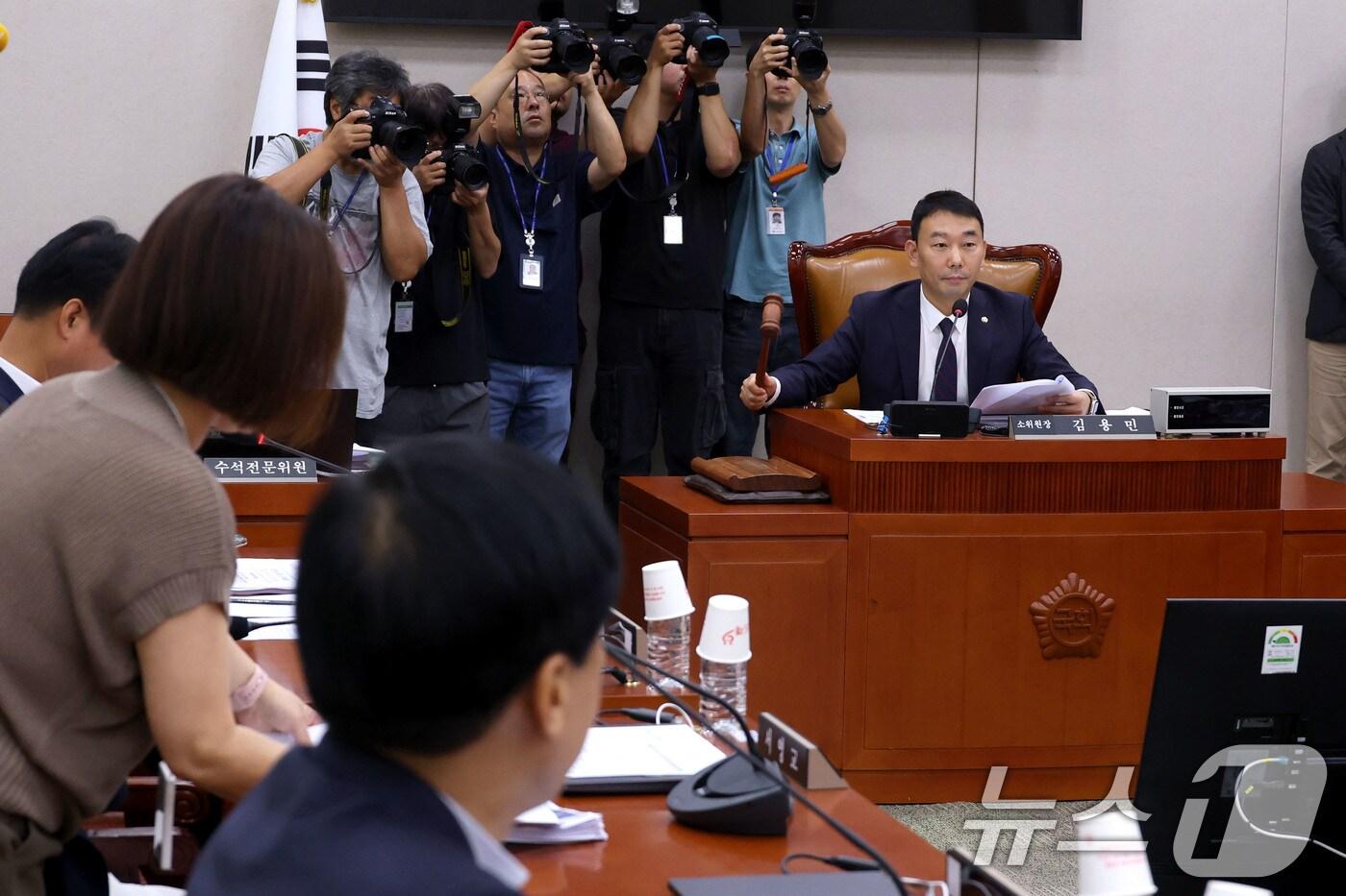 2일 오전 서울 여의도 국회에서 열린 법제사법위원회 제1차 법안심사제1소위원회에서 김용민 위원장이 의사봉을 두드리고 있다. 2025.7.2/뉴스1 ⓒ News1 이광호 기자