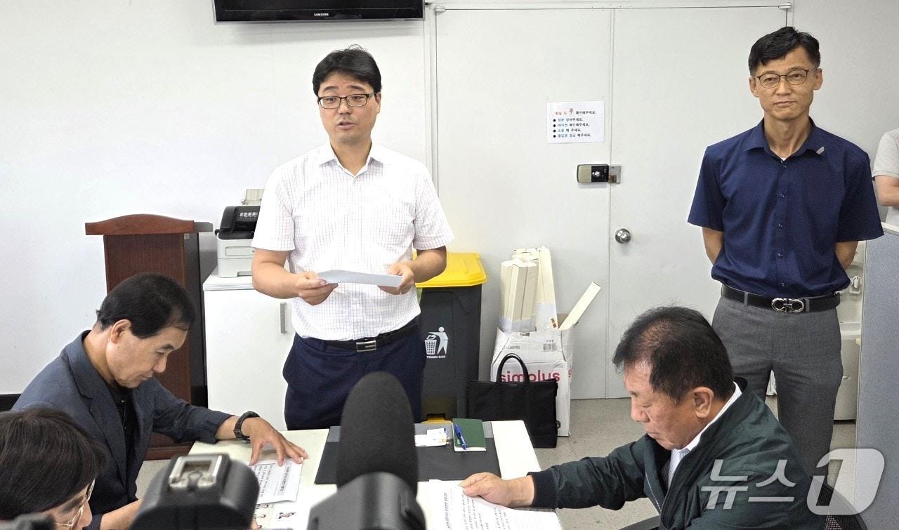 본문 이미지 - 2일 한전 충북본부 관계자가 보은군청에서 보은지사 통폐합 논란에 대한 입장을 밝히고 있다. /뉴스1
