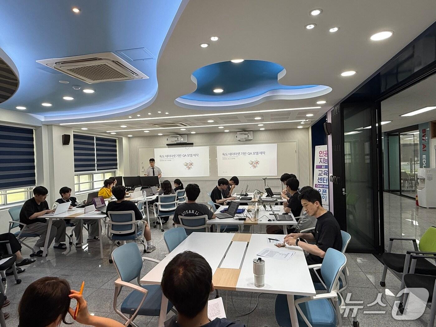 본문 이미지 - 부산일과학고 학생들이 인공지능 챗봇 개발 프로젝트를 수행하고 있다.(부산시교육청 제공. 재판매 및 DB 금지)