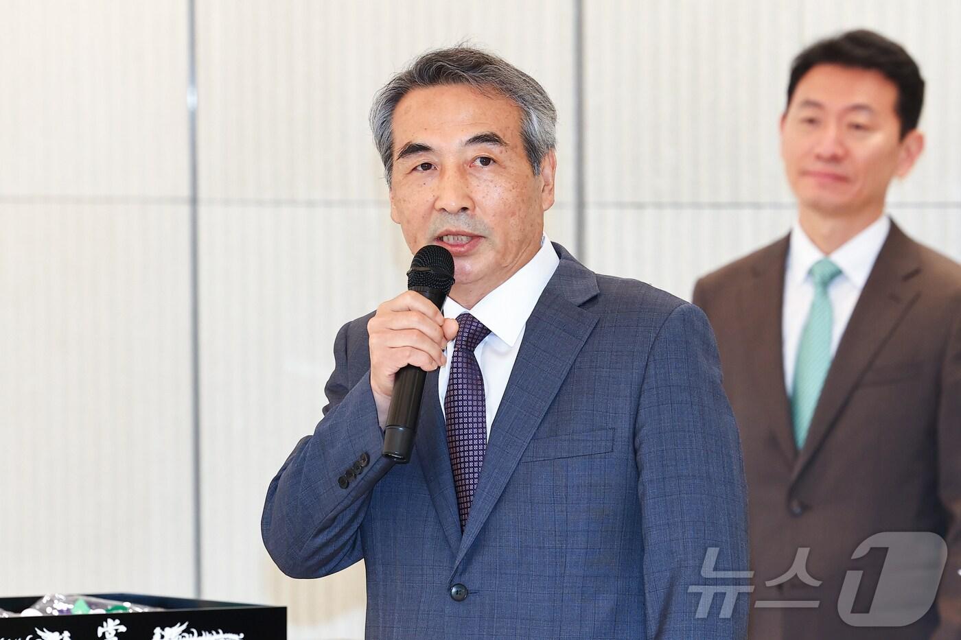 윤석열 전 대통령 부인 김건희 여사와 관련한 각종 의혹 사건을 수사하는 민중기 특별검사가 2일 서울 종로구 KT광화문빌딩에 마련된 사무실 앞에서 현판 제막을 한 뒤 발언하고 있다. &#40;공동취재&#41; 2025.7.2/뉴스1 ⓒ News1 민경석 기자