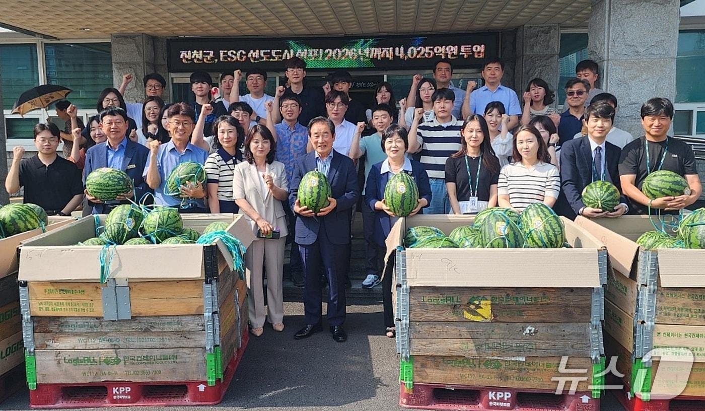 충북 진천군 생거진천 수박 판매행사 (진천군 제공, 재판매 및 DB금지)/뉴스1