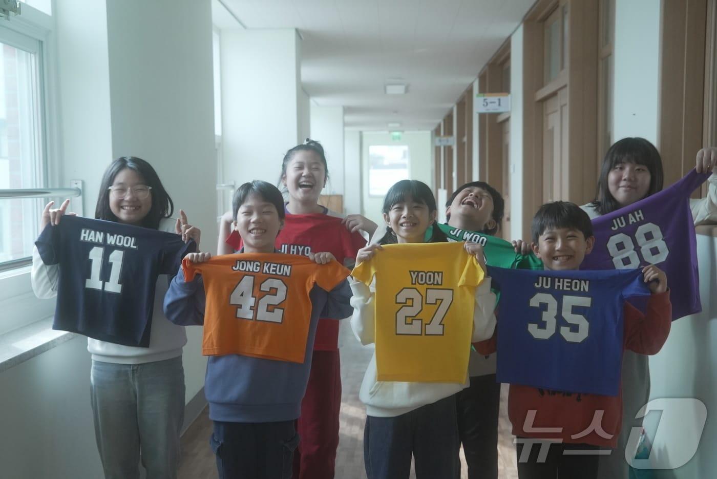 제14회 광주독립영화제서 상영된 단편영화 ‘콩닥콩닥’을 직접 제작한 광주 중앙초 학생들. 왼쪽부터 백한울, 김종근, 이지효, 이윤, 홍지우, 강주헌, 서주아.(박한솔 교사 제공. 재배포 및 DB 금지) 2025.7.2/뉴스1