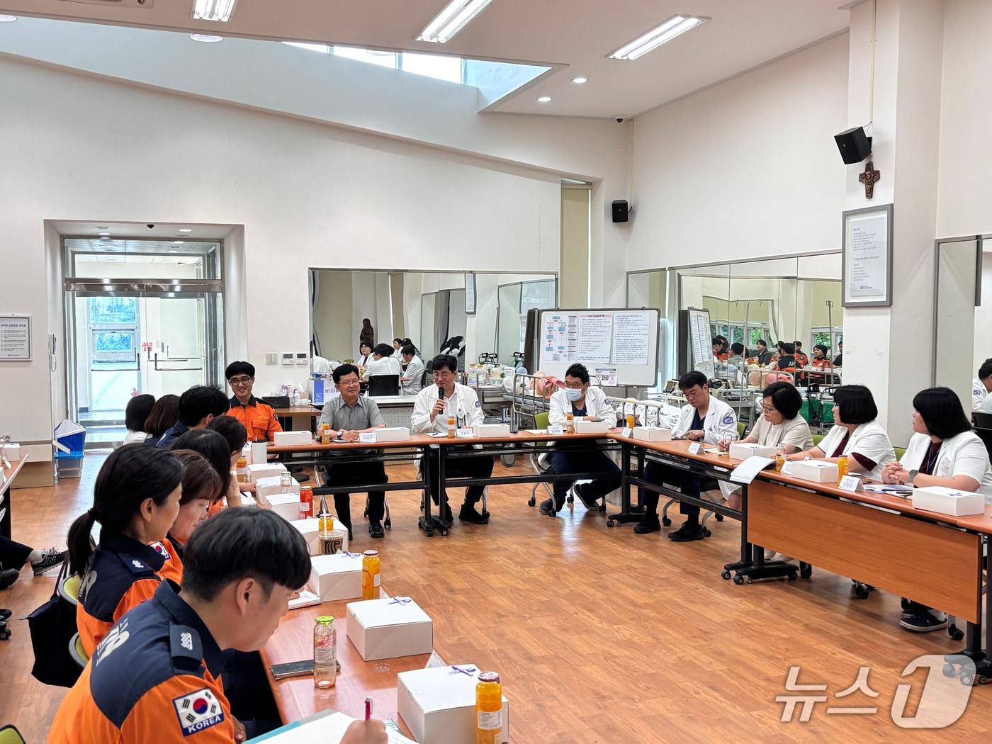 본문 이미지 - 가톨릭대학교 의정부성모병원 경기북부권역외상센터는 지난달 30일 병원 내 마리아홀에서 권역 소방서 구급대원과 첫 실무자 간담회를 가졌다고 2일 밝혔다.(가톨릭대학교 의정부성모병원 제공)