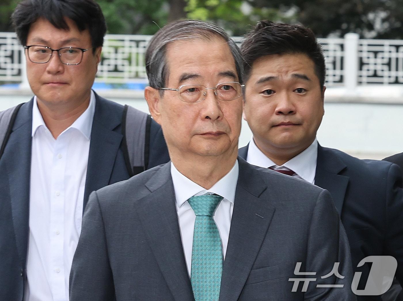 본문 이미지 - 한덕수 전 국무총리가 2일 내란특검 조사를 받기 위해 서울 서초구 서울고검 청사로 출석하고 있다. 2025.7.2/뉴스1 ⓒ News1 이동해 기자