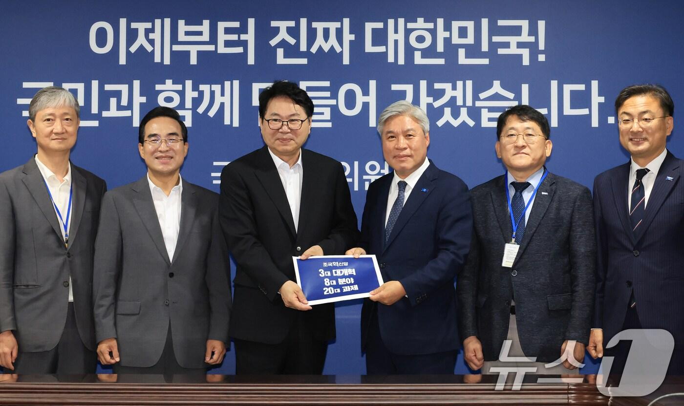 이한주 국정기획위원회 위원장이 2일 서울 종로구 국정기획위원회에서 서왕진 조국혁신당 원내대표로부터 정책제안서를 받고 있다. (공동취재) 2025.7.2/뉴스1 ⓒ News1 장수영 기자