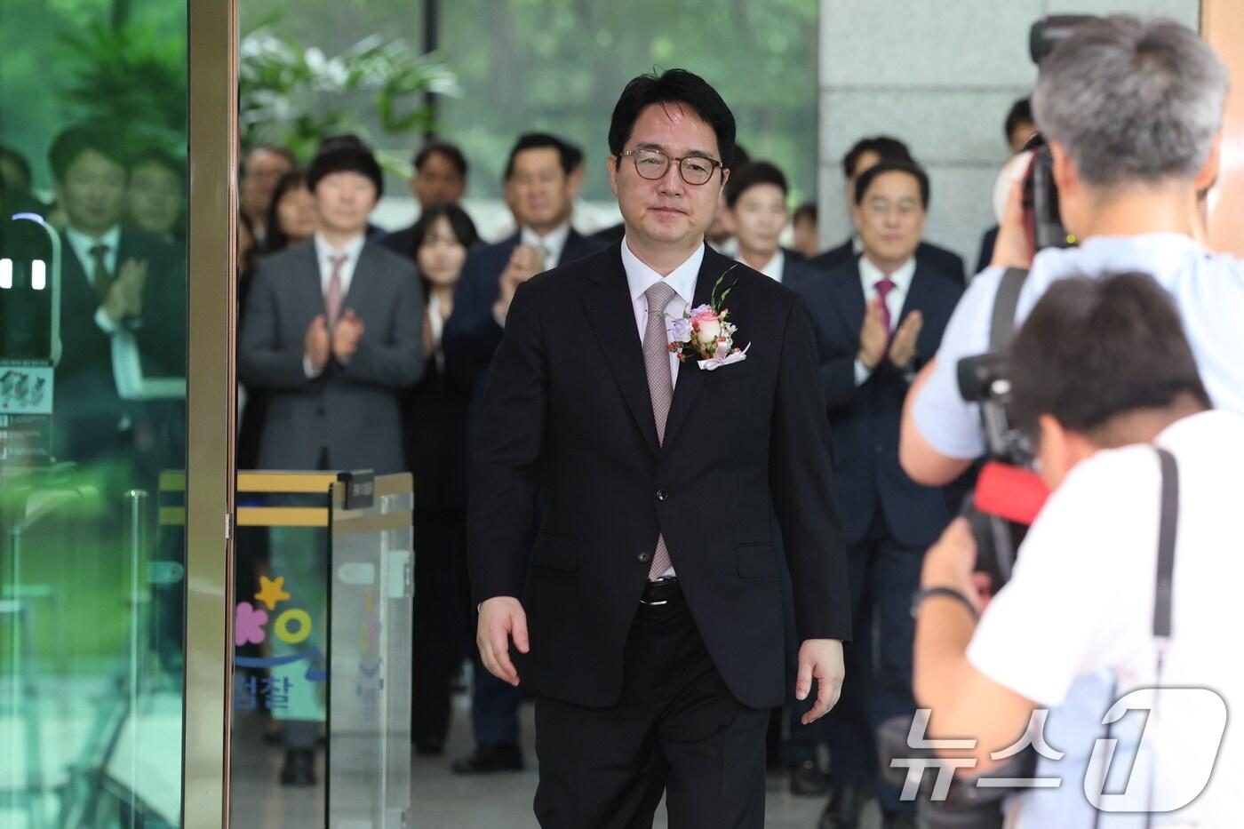 심우정 검찰총장이 2일 퇴임식을 마치고 서초구 대검찰청을 나서고 있다. 2025.7.2/뉴스1 ⓒ News1 이동해 기자