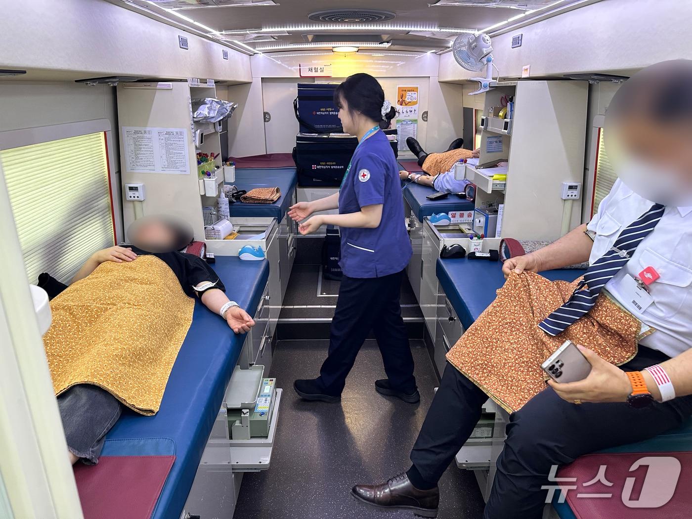 본문 이미지 - 생명나눔 사랑의 헌혈 행사’.&#40;한림대 춘천성심병원 제공. 재판매 및 DB금지&#41;/뉴스1