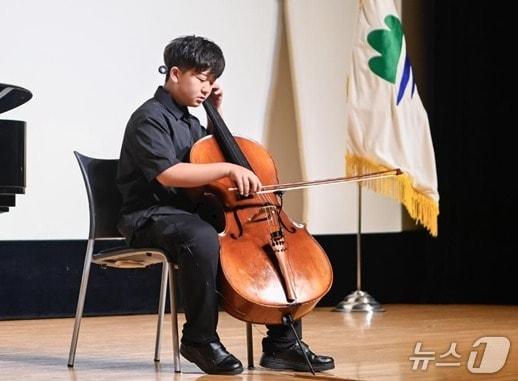 본문 이미지 - 민선 8기 강원 원주시의 꿈이룸 바우처 지원 사업으로 첼로를 배워 국제 경연 무대까지 오른 김석우 군(12‧봉대초 6학년)이 지난 1일 원주시청사 옆 백운아트홀에서 열린 시의 7월 월례조회에서 첼로를 연주하고 있다. (원주시 제공. 재판매 및 DB금지) 2025.7.2/뉴스1