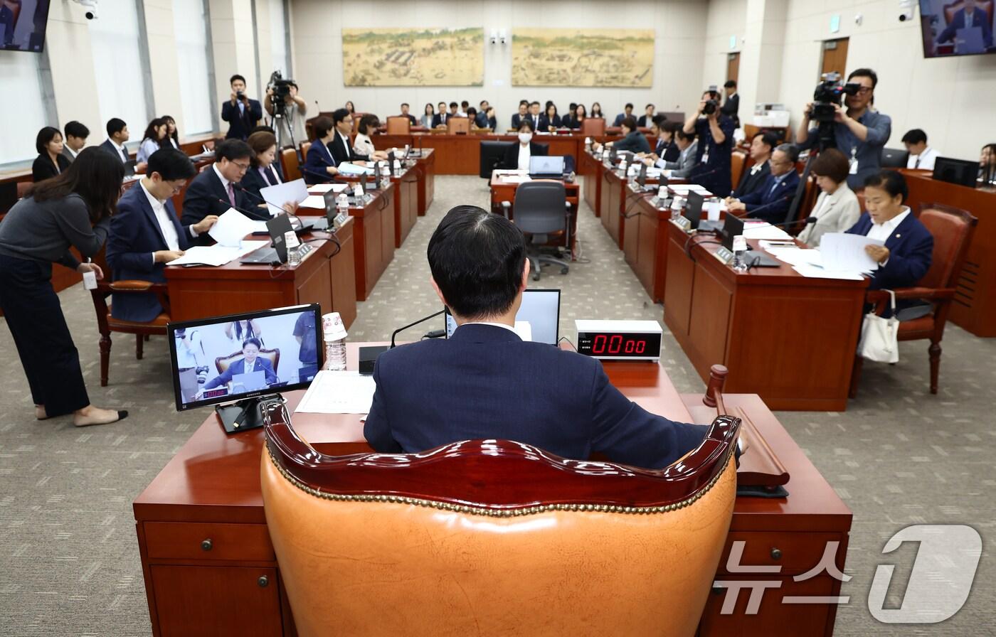 김영호 교육위원장이 2일 오전 서울 여의도 국회에서 열린 교육위원회 전체회의에서 안건을 상정하며 의사봉을 두드리고 있다. 2025.7.2/뉴스1 ⓒ News1 김민지 기자