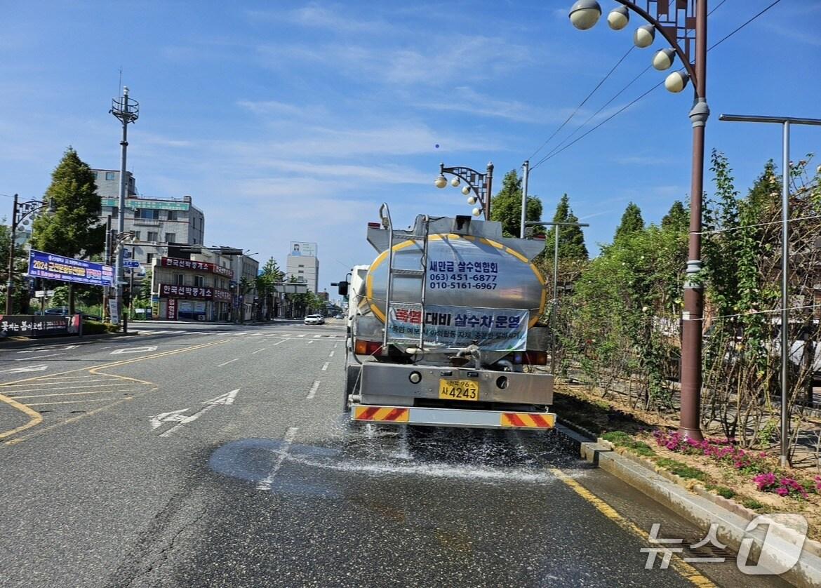 본문 이미지 - 군산시가 이달부터 폭염에 대비해 하루 3~5회 살수차를 운영한다.(군산시 제공. 재판매 및 DB금지)