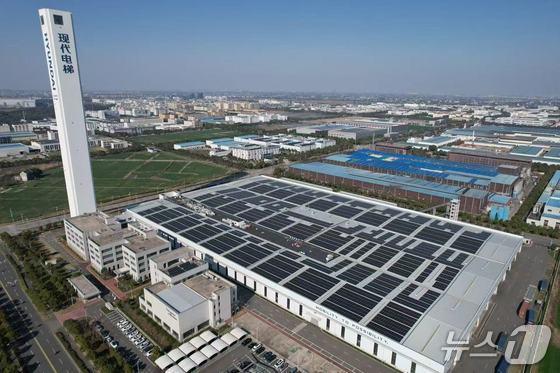 본문 이미지 -  현대엘리베이터 충주 스마트캠퍼스 건물에 설치된 태양광 설비 모습.&#40;자료사진&#41;/뉴스1